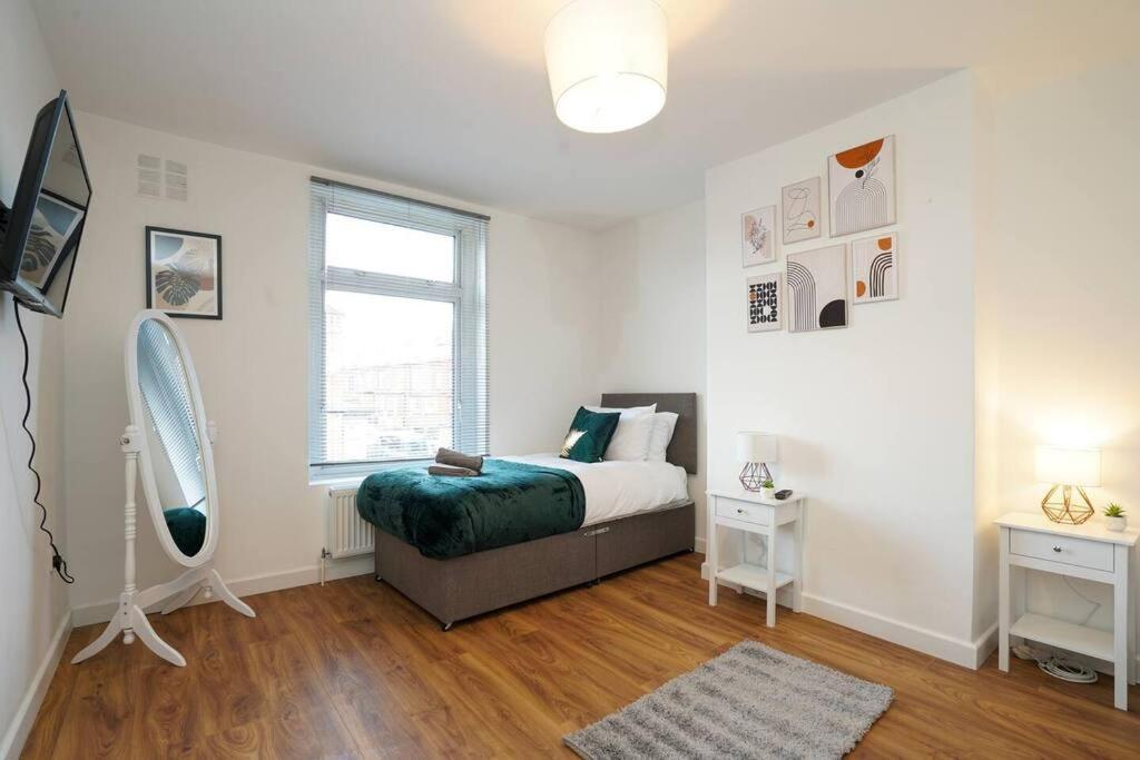 3 Bedroom Home With Free Parking 利兹 外观 照片