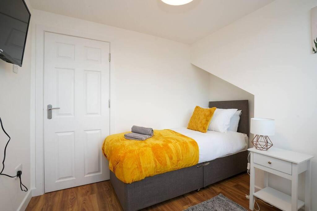 3 Bedroom Home With Free Parking 利兹 外观 照片